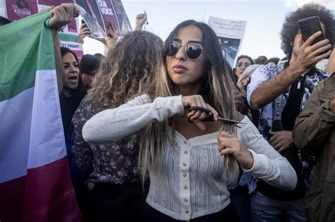 La Protesta del 2022: Una Esplosione di Coraggio e Rabbia contro la Repressione in Iran